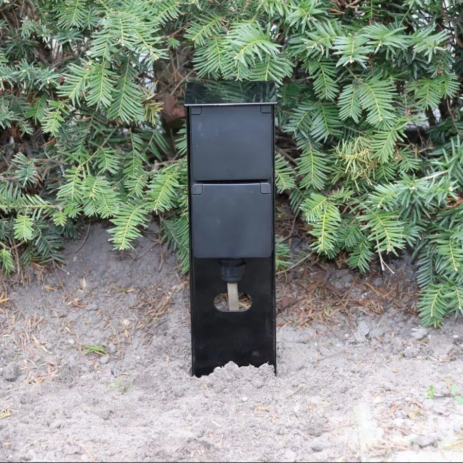 stopcontact paaltje zwart tuin stroom aanleggen buiten stopcontacten