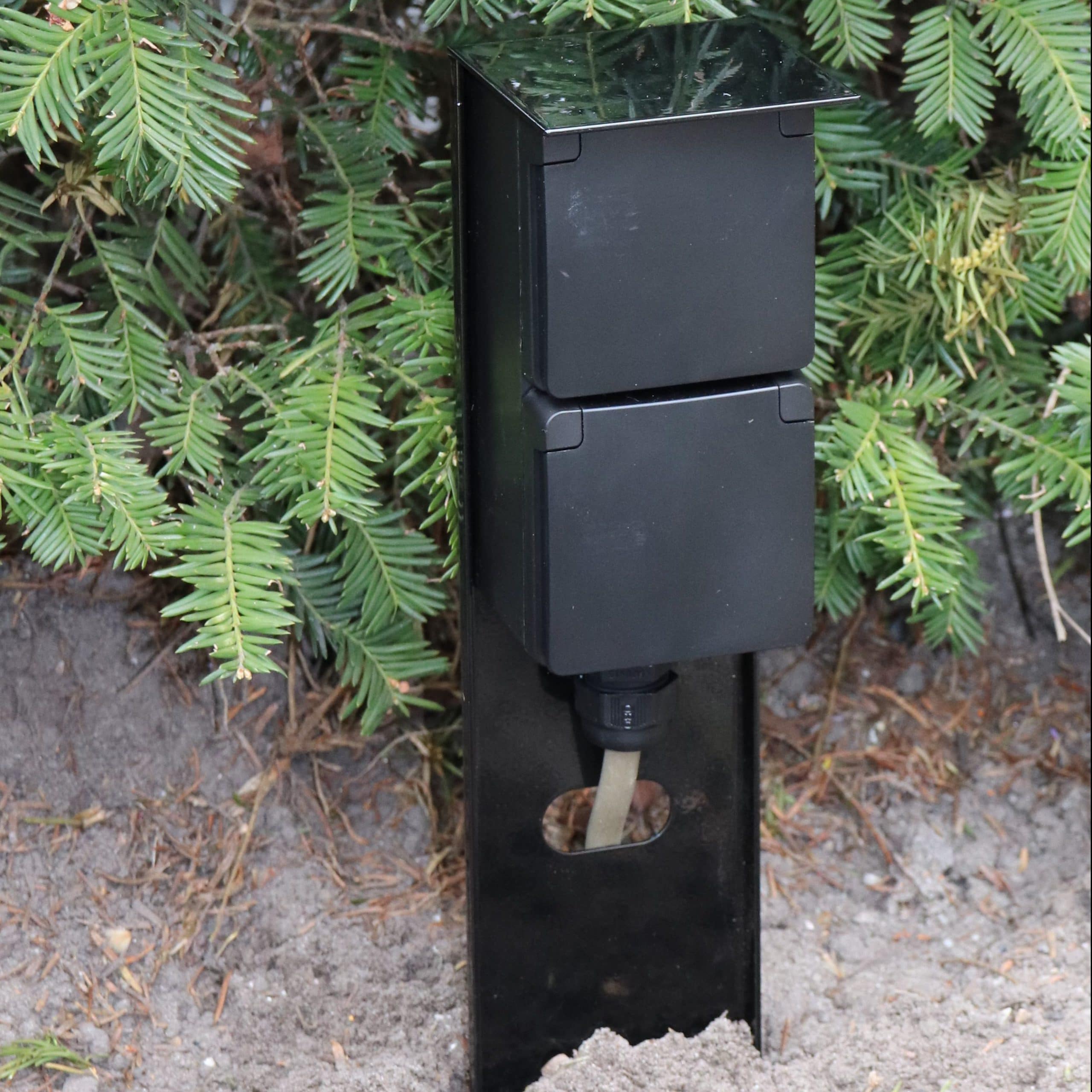 stopcontact paaltje zwart tuin stroom aanleggen buiten stopcontacten