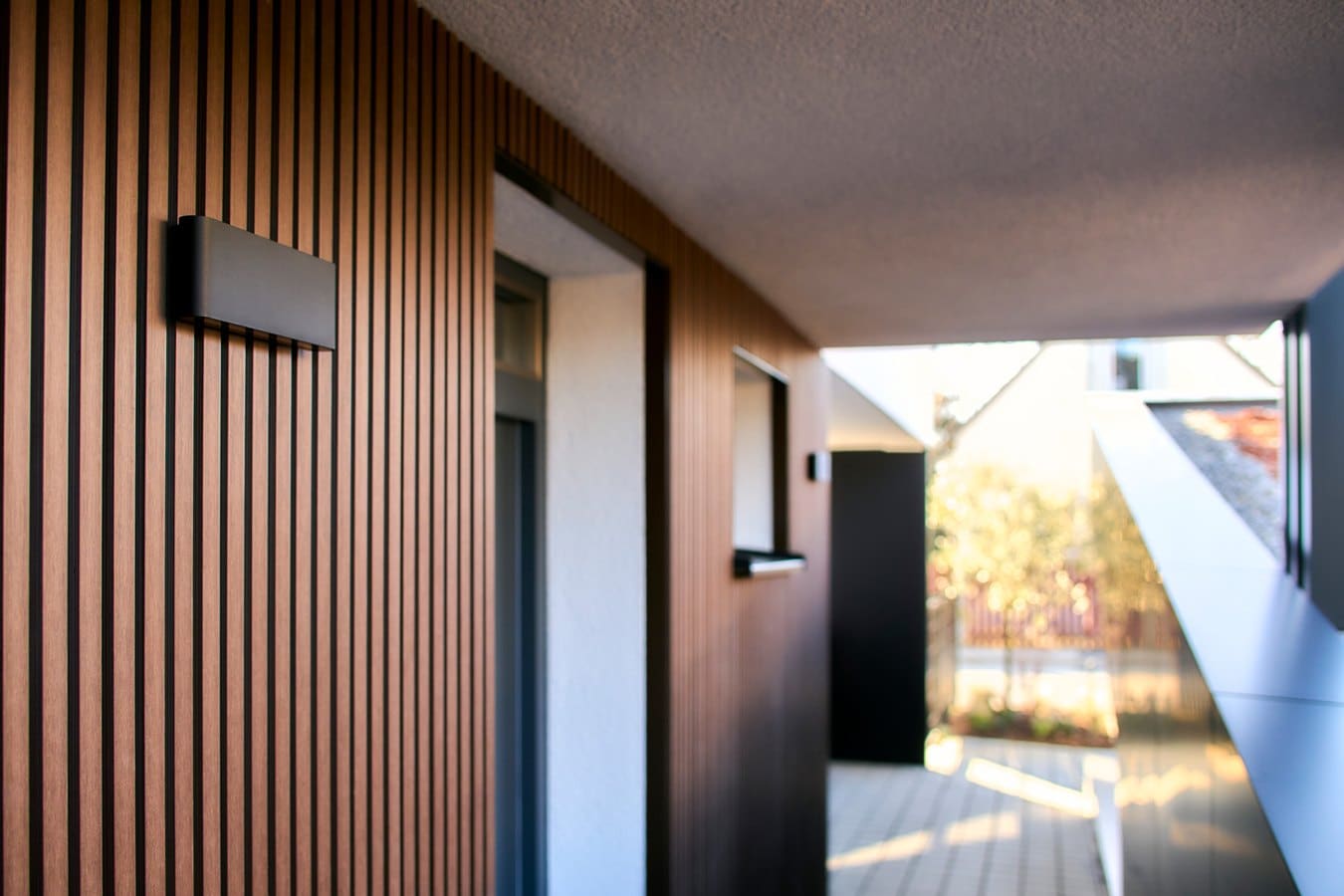 Wever & Ducré KIOSK 1.0 wandlamp buiten in gebruik - sfeerfoto Tuinextra buitenverlichting