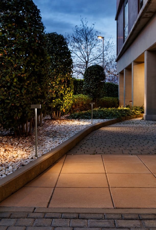 Wever & Ducré KIOSK 1.2 tuinlamp buiten in gebruik - sfeerfoto Tuinextra buitenverlichting