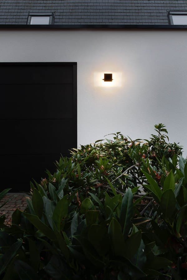 Wever & Ducré PALOS 3.0 wandlamp buiten in gebruik - sfeerfoto Tuinextra buitenverlichting