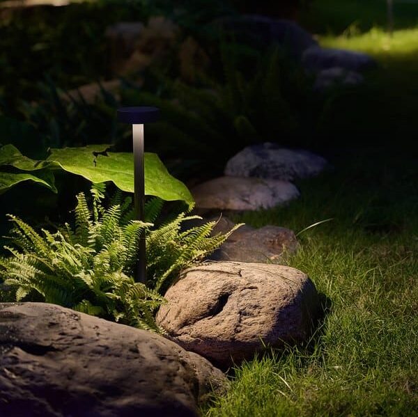Wever & Ducré POLA 2.0 Plug & Play tuinlamp buiten in gebruik - sfeerfoto Tuinextra buitenverlichting