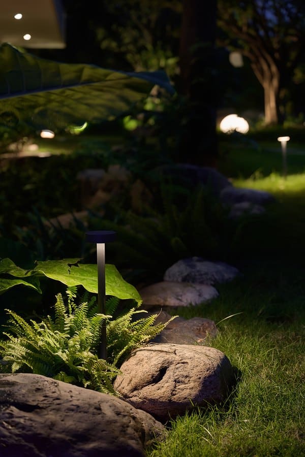 Wever & Ducré POLA 2.0 Plug & Play tuinlamp buiten in gebruik - sfeerfoto Tuinextra buitenverlichting