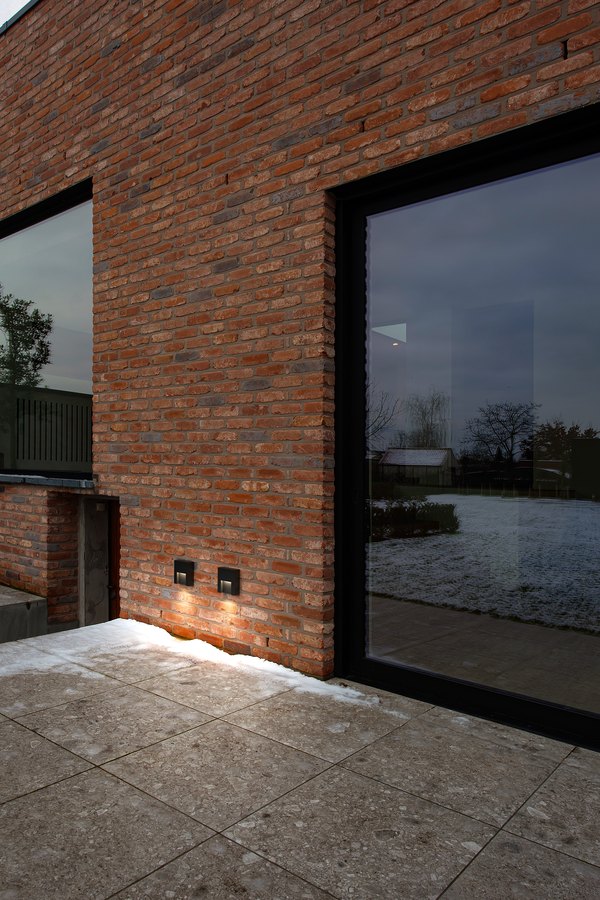 Wever & Ducré RETO 1.3 opbouw wandlamp buiten in gebruik - sfeerfoto Tuinextra buitenverlichting