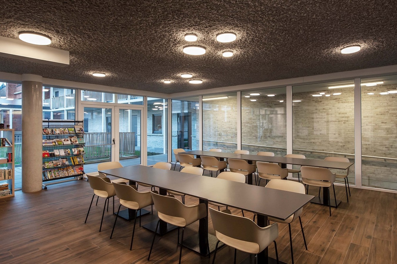 Wever & Ducré ROB 2.6 plafondlamp buiten in gebruik - sfeerfoto Tuinextra buitenverlichting