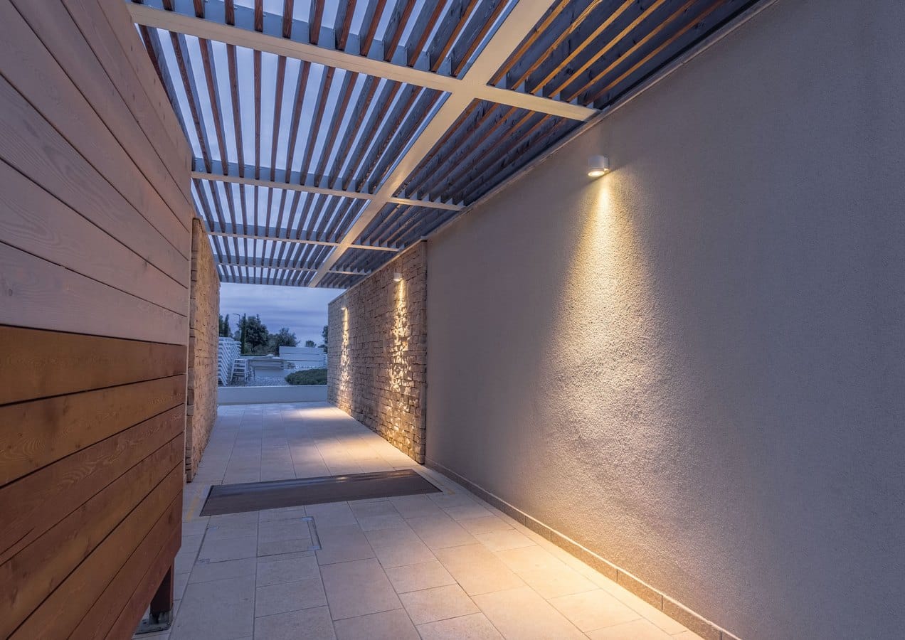 Wever & Ducré TUBE 1.0 LED wandlamp buiten in gebruik - sfeerfoto Tuinextra buitenverlichting
