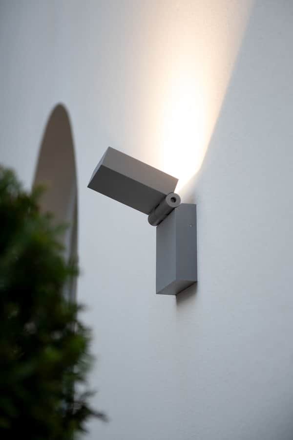 Wever & Ducré X-BEAM 1.0 buitenlamp buiten in gebruik - sfeerfoto Tuinextra buitenverlichting