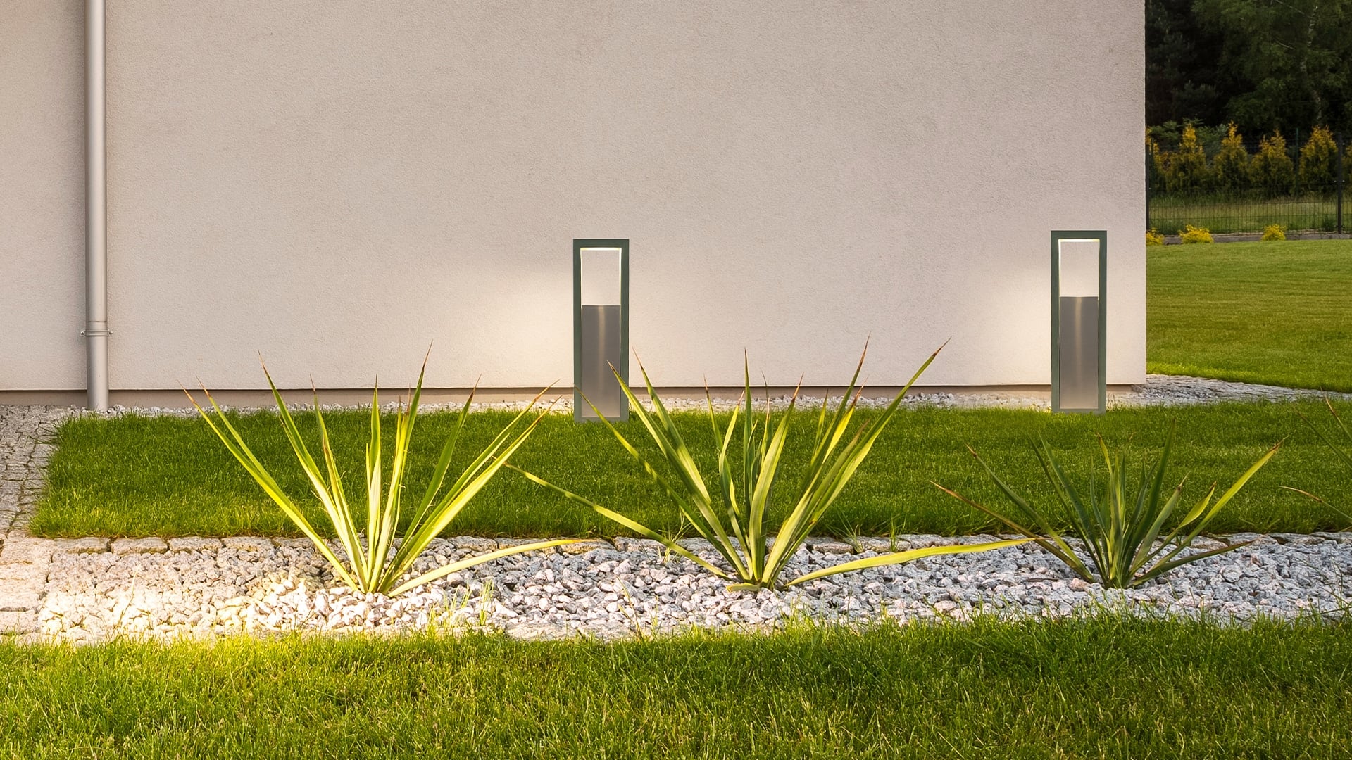 Double Small 9010 staande lamp 1103D – sfeerfoto buitenlamp | Tuinextra