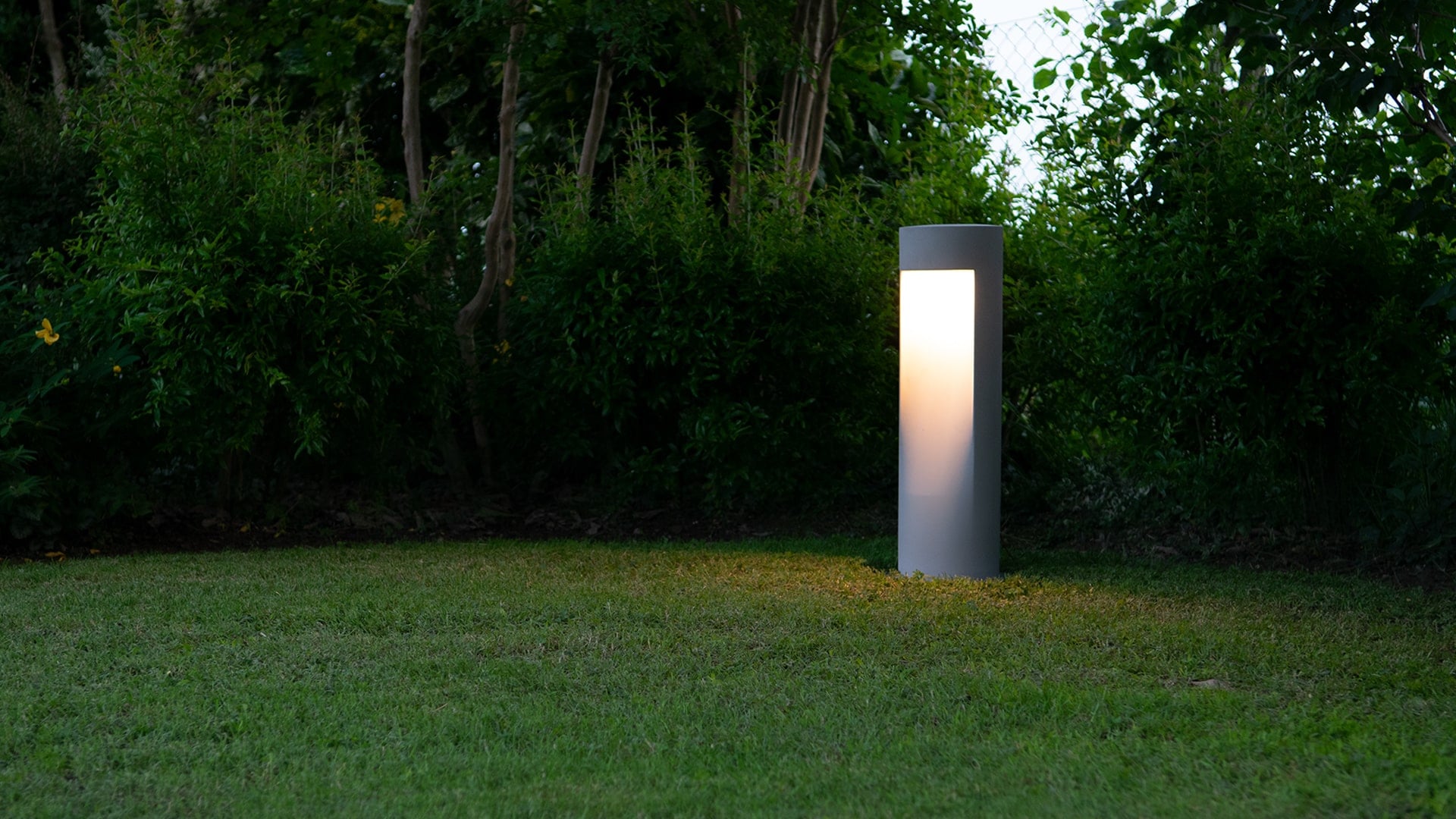 Levico Small 9010 staande lamp 1110A – sfeerfoto buitenlamp | Tuinextra