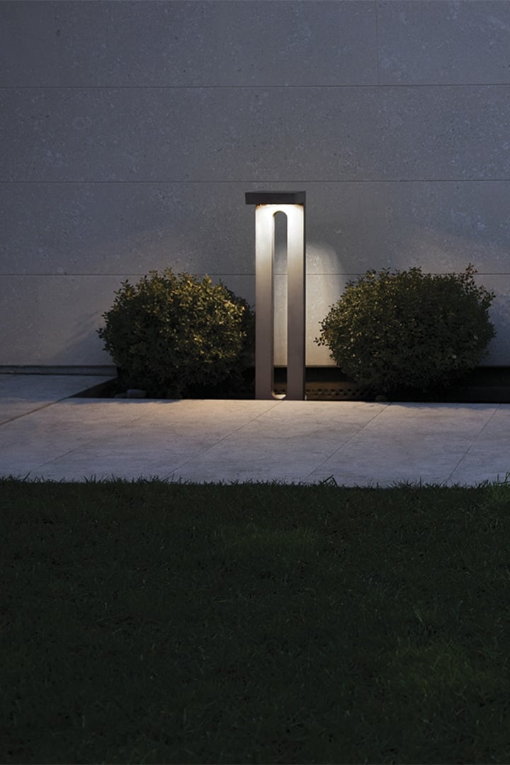 Zeta 9010 staande lamp 1108B – sfeerfoto buitenlamp | Tuinextra